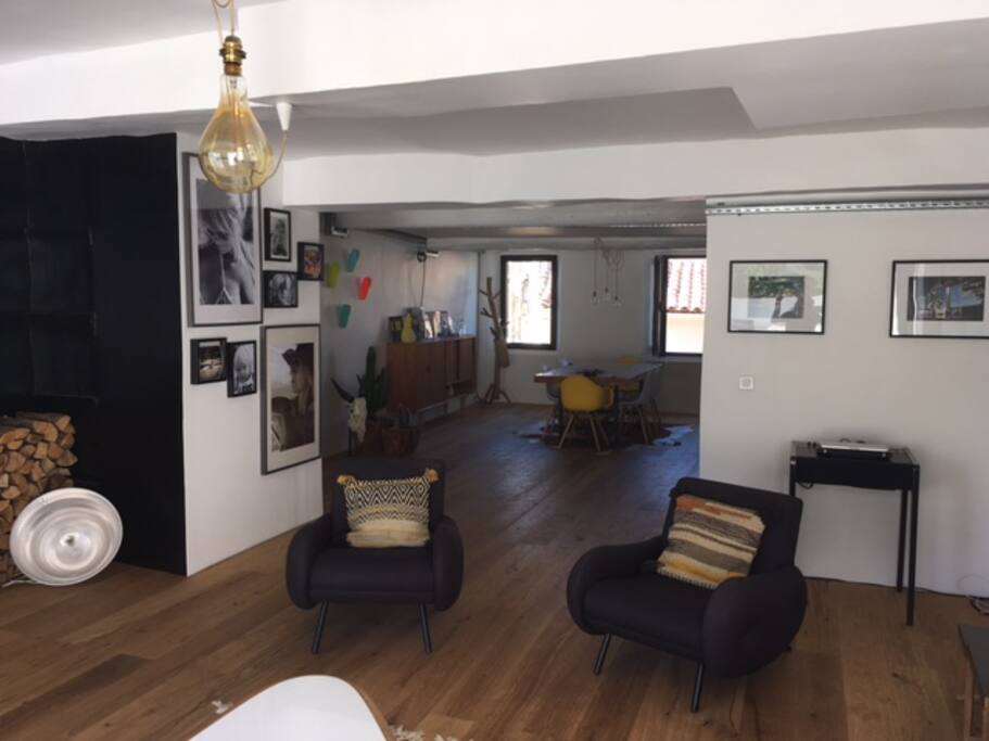 surface de 65 M2
parquet Chêne Massif, télé 130 cm, LD la boite concept pour la musique....