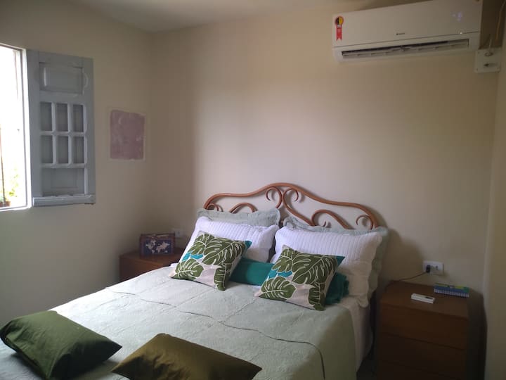 חדר חברתי עם ממיר מפוצל, מיטה עם דגם רטרו ומשרתים אילמים. נוחות , שקט וחיסכון. 