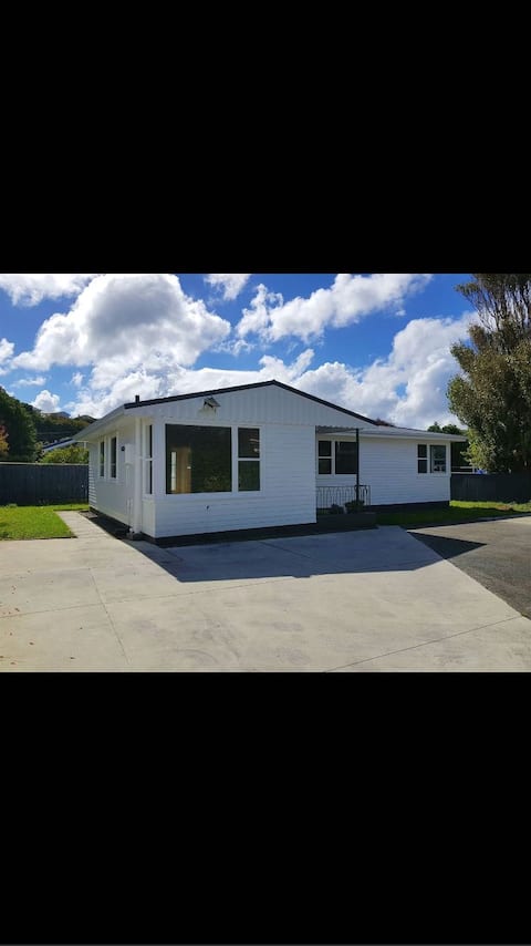 Tidy Little House, 5mins-Airport &10mins-City.