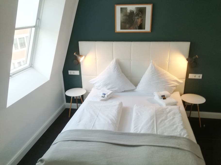 Schlafzimmer mit Queensize Doppelbett