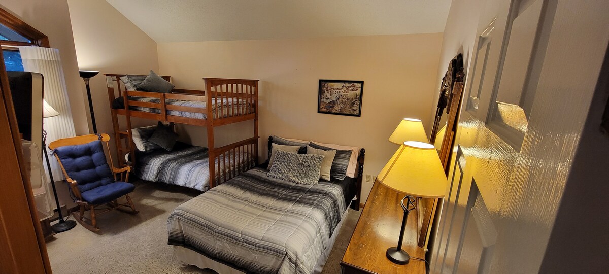 Спалня за гости на 2 - ри етаж със самостоятелна баня за гости.  1 двойно легло и 2 близнака