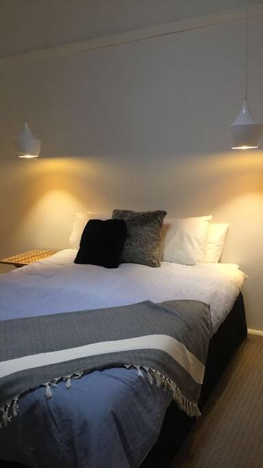Queensize bed room 3