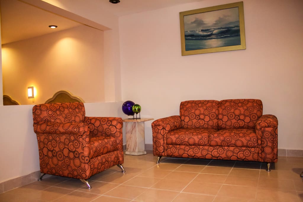 Sala de estar dentro de la habitación.