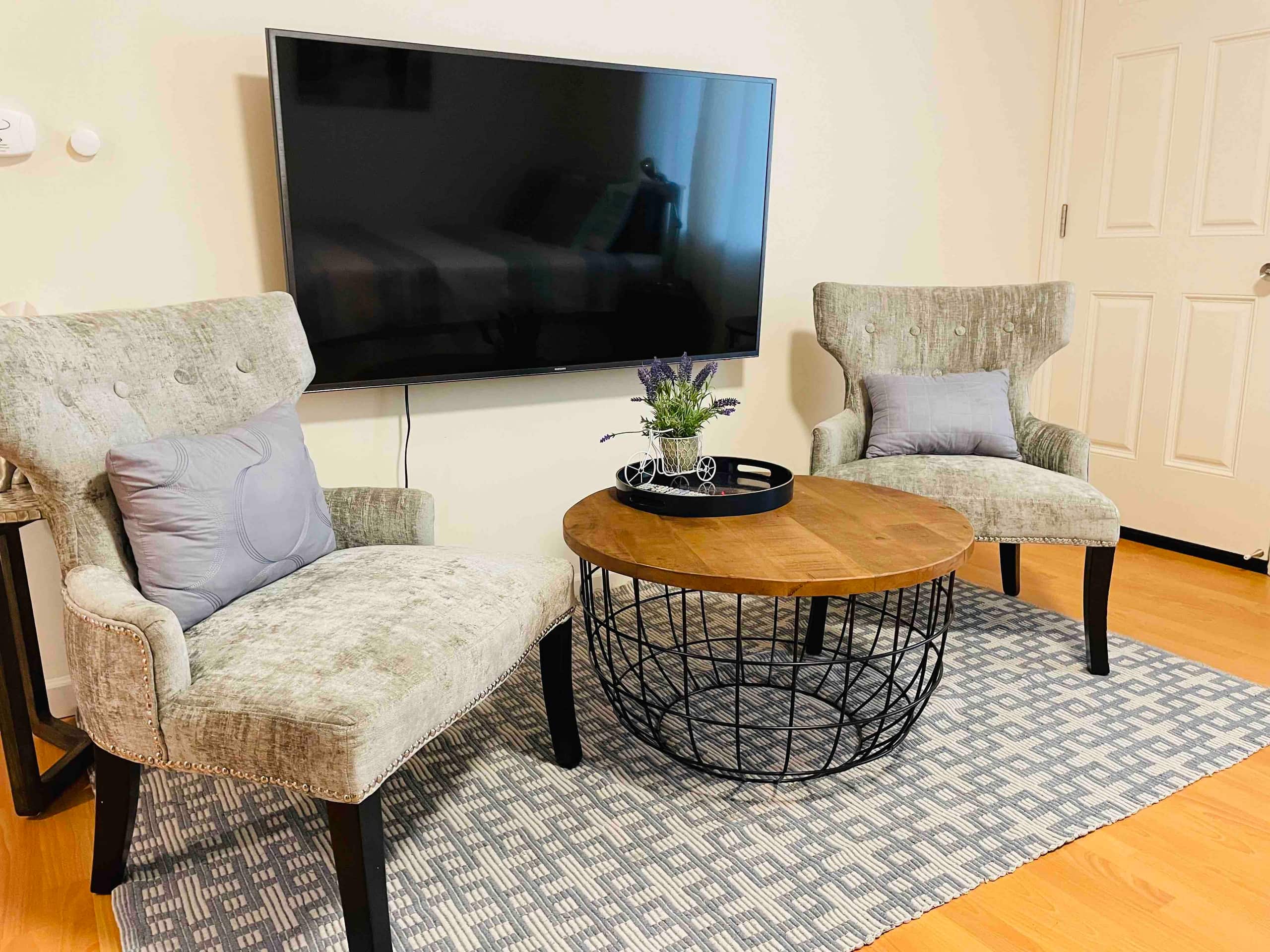 Relaxed 3B/2Ba Home with Private Parking - Image 77