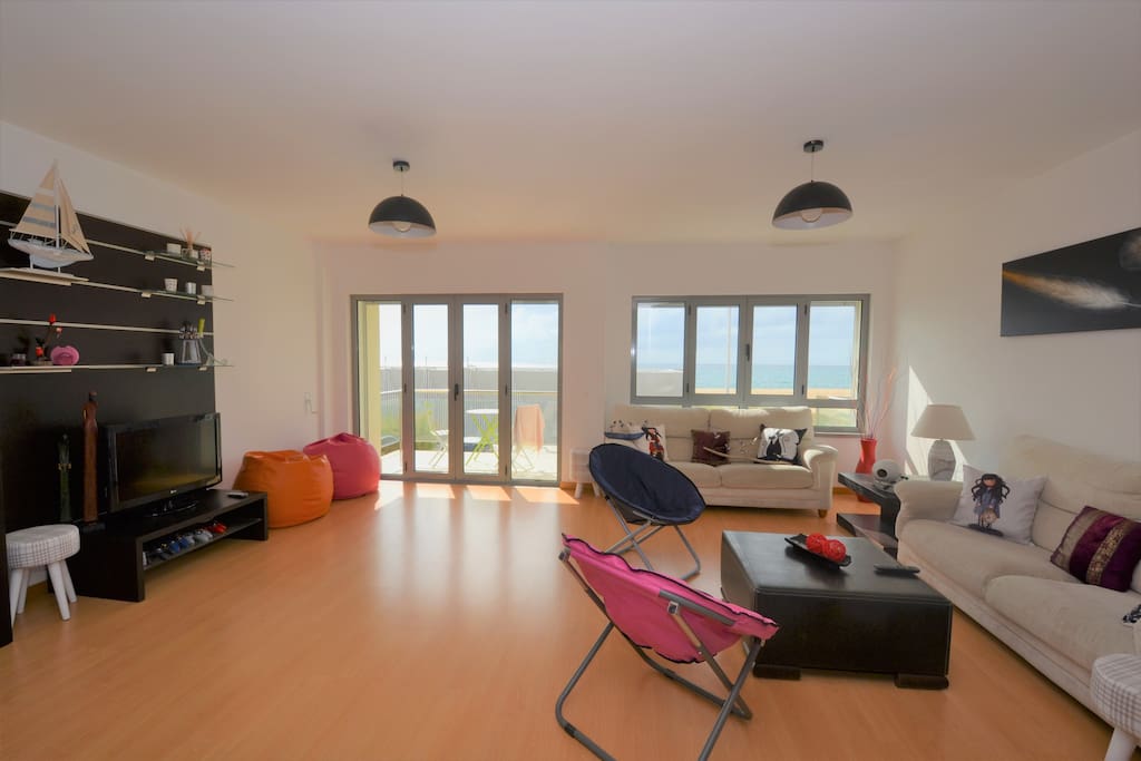 Le salon offre une vue imprenable sur l'océan.