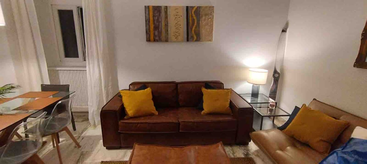 นอนบนโซฟาในห้องนั่งเล่น