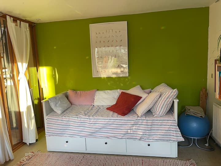 Habitación adicional que puede ser  una oficina/habitación de invitados con una cama individual o doble. 