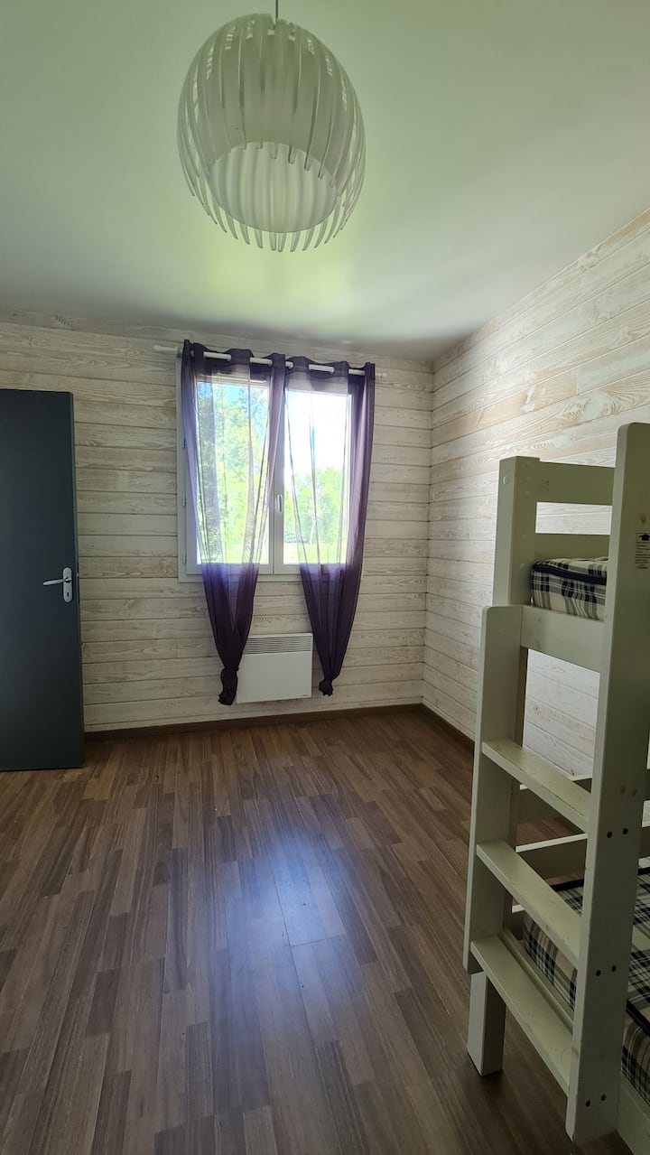 Chambre secondaire : 2 lits superposés pour un total de 4 couchages