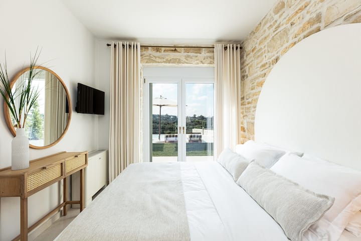 Balkon spavaće sobe nudi izravan pristup bazenu