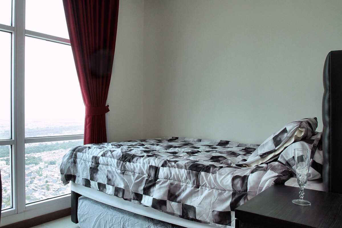 另一个房间也面向城市，您可以在美好的一天看到一座山。 从这里也可以看到这座城市的河流。