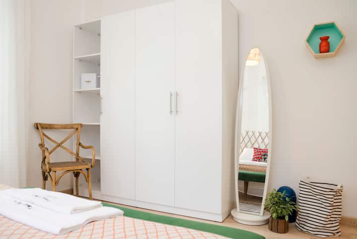 יש הרבה ארונות ושטחי מגירות בכל חדר.