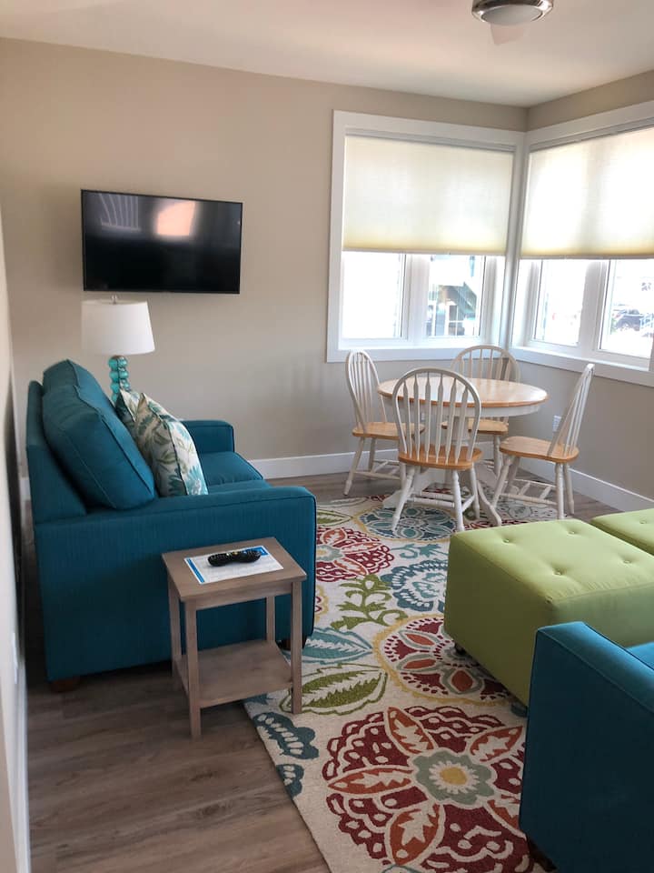 غرفة التشمس (غرفة المعيشة 2) في الطابق الأول ، سرير أريكة كوين 