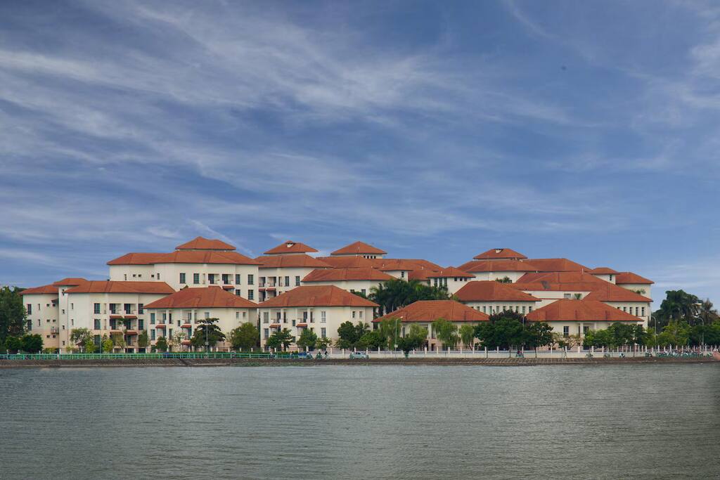 Whole complex with Lake view