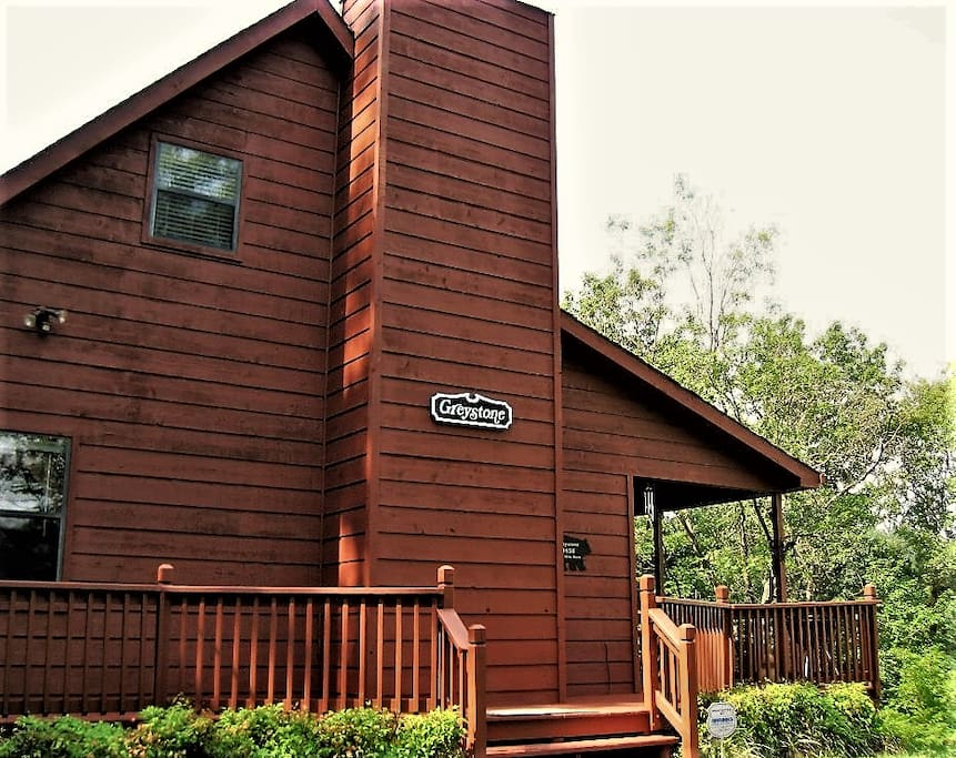 Beautiful Appalachian 19-Centry style cabin nestled in the Foothills of The Smoky Mountain National Park.