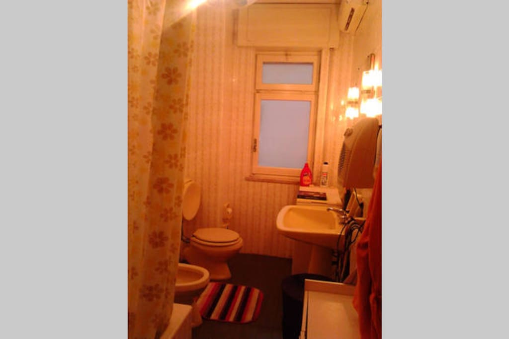 Toilet, bathhub, hairdrier, towels.
Bagno con vasca da bagno, asciugamani pulite, acqua calda continua grazie alla caldaia a gas