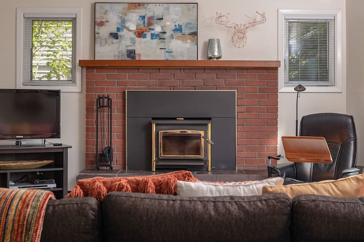 Spacious Duplex Close to Downtown with View