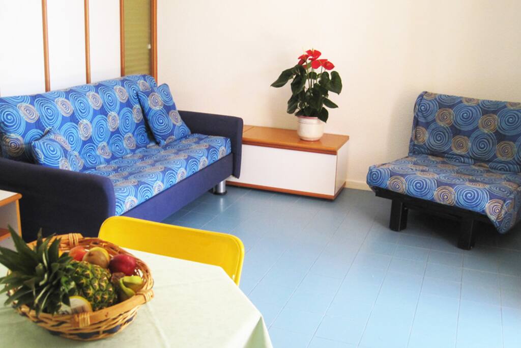 Soggiorno divano letto e poltrona letto singolo