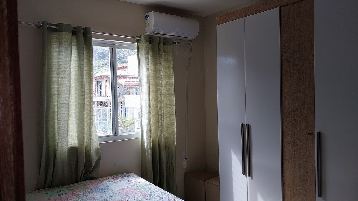 Ამ ოთახს აქვს კონდიციონერი