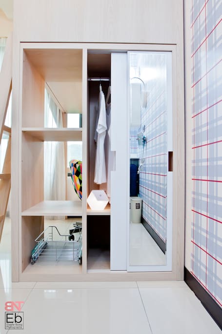 Wardrobe, full-lenght mirror and storage space