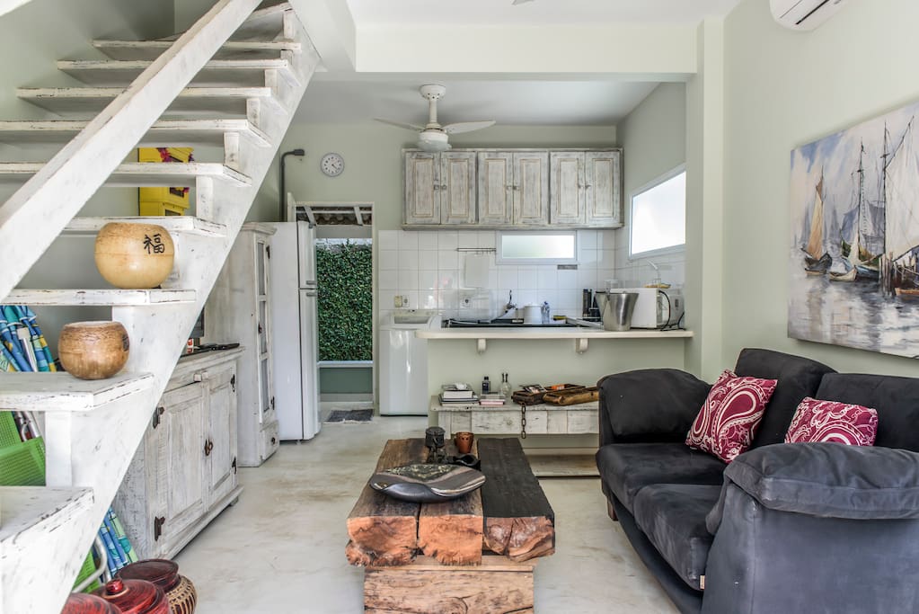 Sala com cozinha americana, confortável.