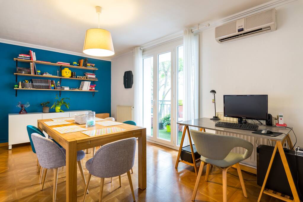 Salle à manger avec un espace bureau