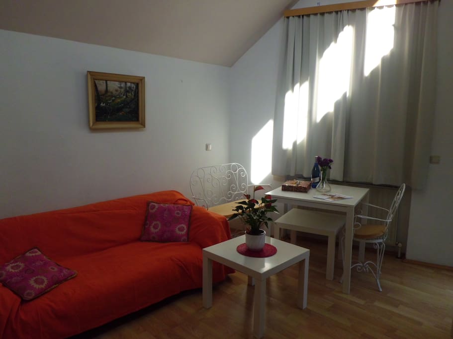 gemütliches Wohnzimmer mit Essecke