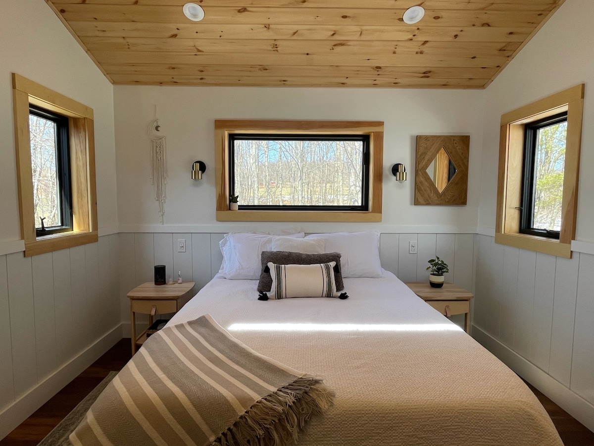 Queen size Casper memory foam luxury mattress in upstairs loft bedroom which also has a star gazing window when laying in bed. 