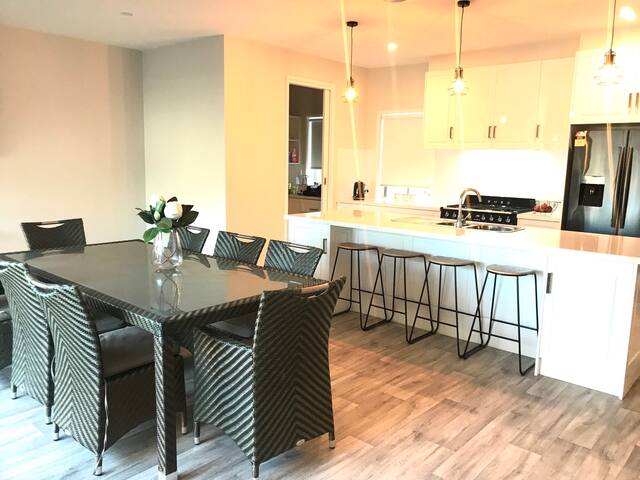 Heart of Torquay , 2 blocks from beach, Sleeps 11 gallery image 2