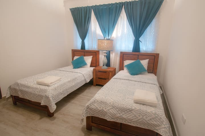 Tercer dormitorio, lo suficientemente grande para 2 adultos o niños, mucho espacio en el armario, aire acondicionado fuerte y ventilador de techo, armarios, perchas y vestidor para ropa.