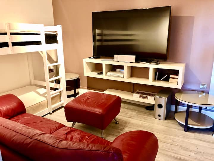 Suite de entretenimiento separada - TV INTELIGENTE de 65 pulgadas con literas completas de 3 pies para huéspedes adicionales (ocasionales)