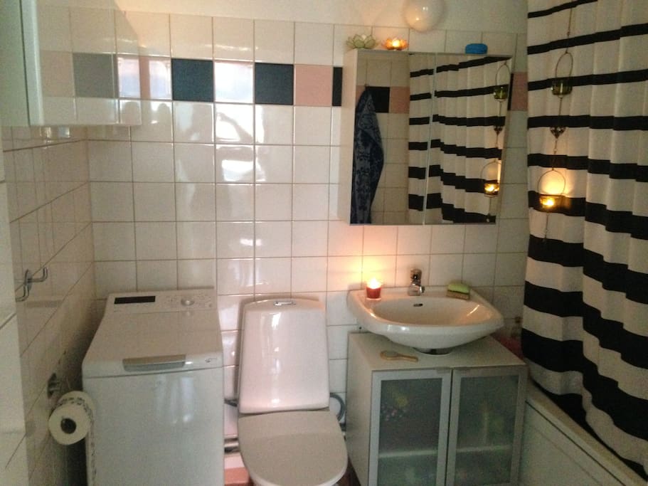 Bathroom with bathtub and washingmachine.
