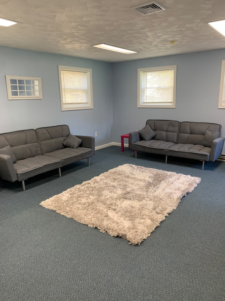 Sala de estar adicional con dos futones de tamaño completo.  Mucho espacio para nuestra cama tamaño queen inflable si es necesario. 