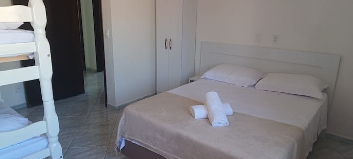 Chumba cha kulala - 03, kitanda cha watu wawili na kitanda cha ghorofa moja, kamili, kabati, kioo, feni