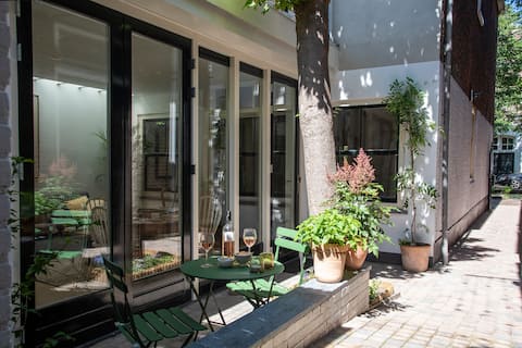 Top Airbnb: Stadshofje De Mol, center of historic Delft in Zuid Holland