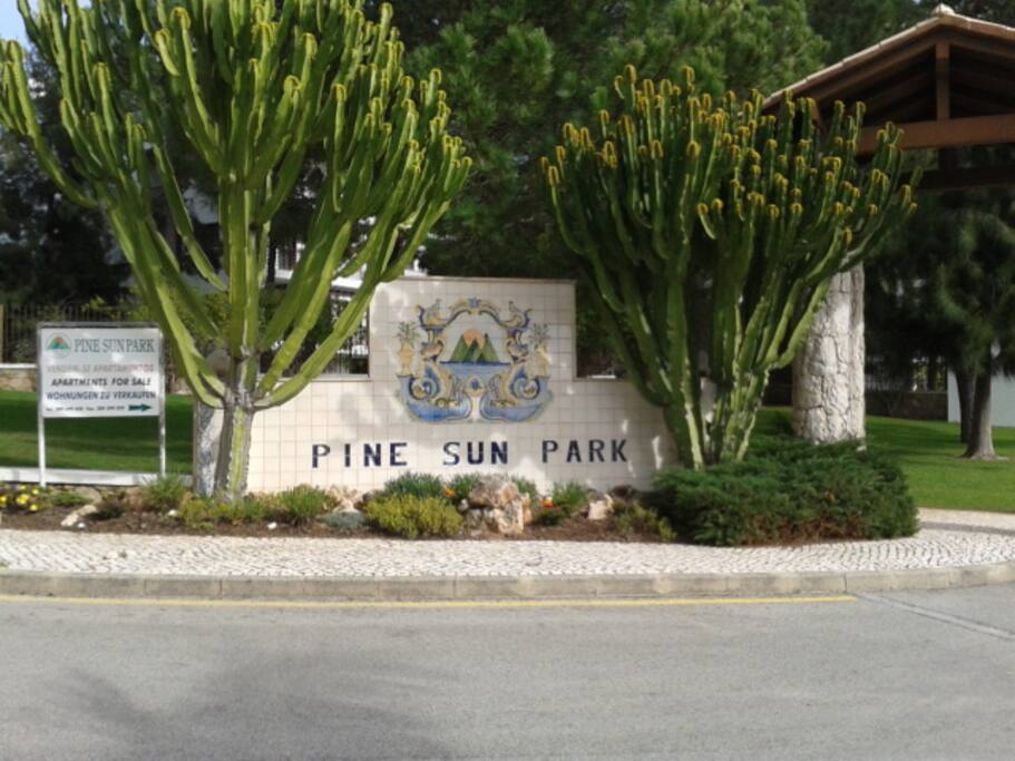 Eingang in die 5 Sterne Ferienanlage Pine Sun Park