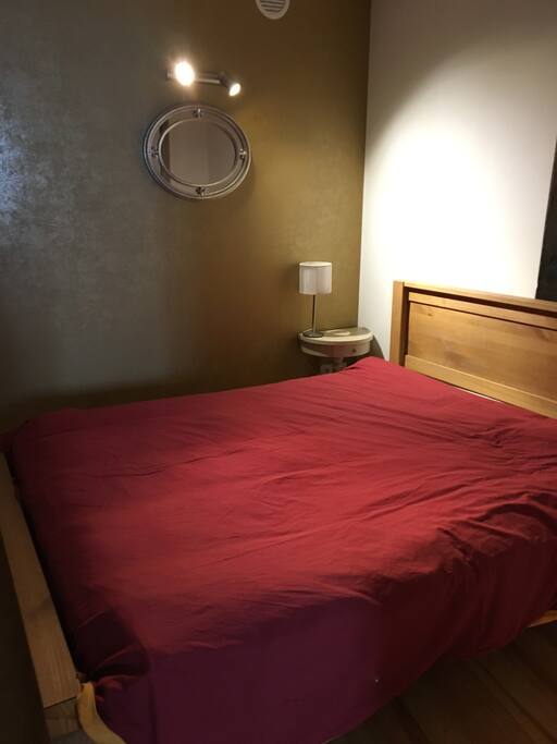 La chambre donne à l'intérieure (sans fenêtres)