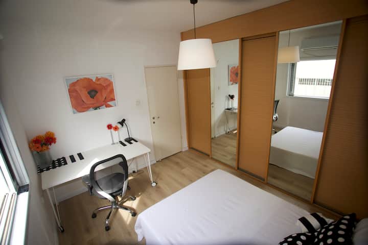 โต๊ะทำงานขนาดใหญ่สำหรับทำงาน