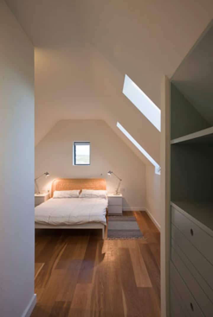 Chambre Errisbeg, lit King Size avec salle de bain attenante.
