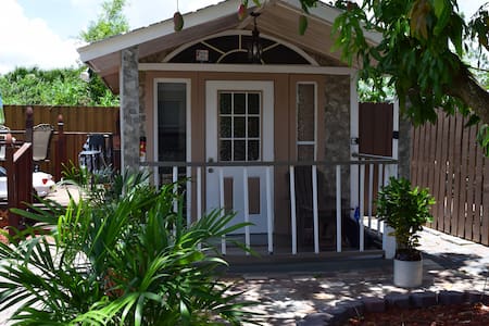 Newly Renovated Tiny House Style Studio!