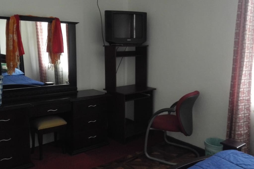 Mueble para ropa con espejo