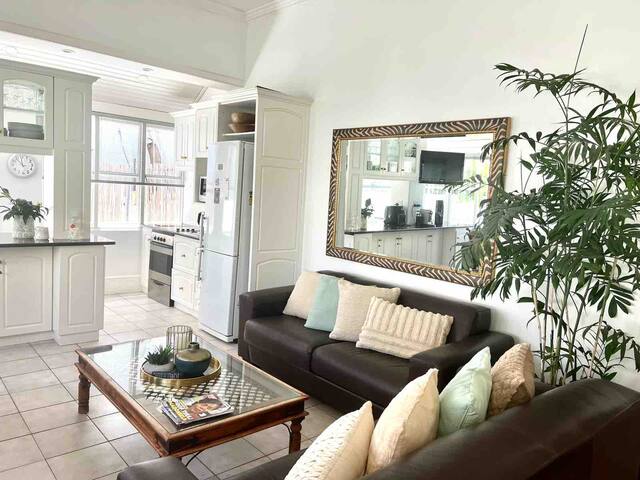 Comfortable Three Bedroom House near the Promenade gallery image 3