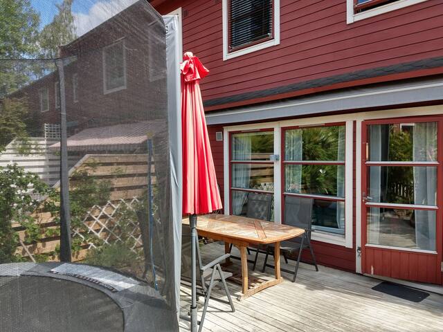 Roomy, slightly retro-furnished house near Metro gallery image 3