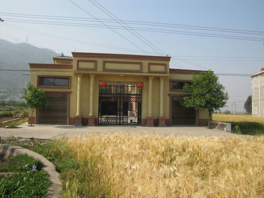 这是大门口样子,四周都是田地
