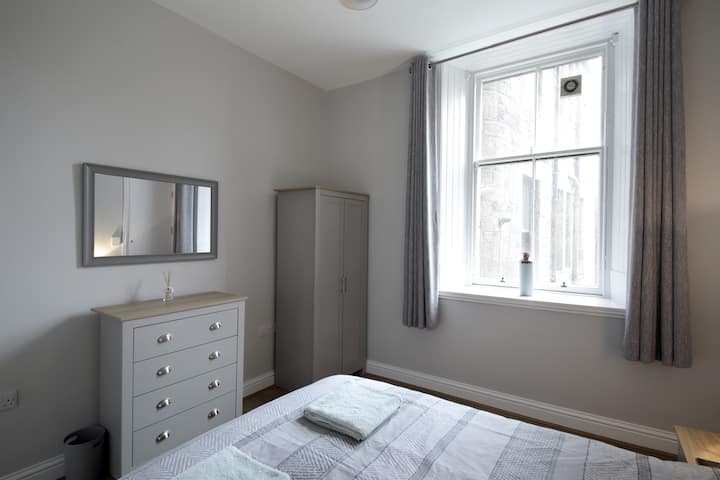 Главна спалня със самостоятелна и красива гледка през Единбург и Форт