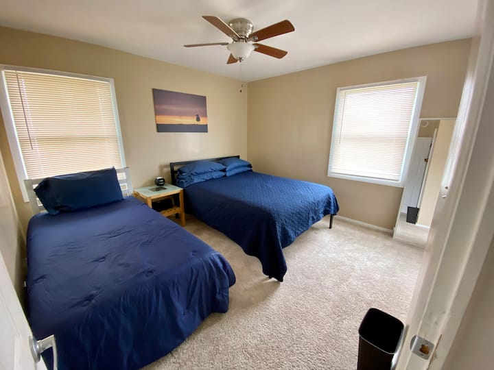 Დედოფლის ზომის საწოლი და ტყუპი საწოლი გამწოვის ზომის ოთახში დიდი კარადა საკიდებით 