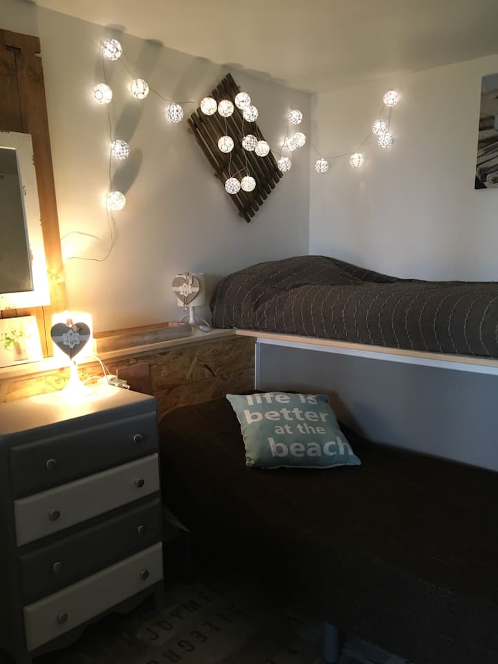 Спална соба на ниво на градина која  се приклучува на жолтата спална соба