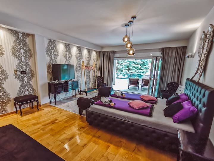 Roberto Cavalli sovrum med ytterligare utdragbar soffa för extra gäster:). Boende är där din Airbnb är.