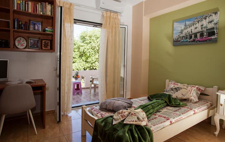 Táto krásna kancelária ponúka vlastný predný balkón, ktorý je ideálny na výhľad. Vo vnútri je veľký stôl, ktorý je ideálny na prácu a pohodlná posteľ na odpočinok. 