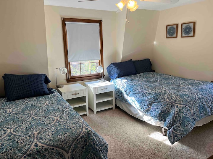 غرفة النوم الثالثة، سرير مزدوج وسرير كامل.