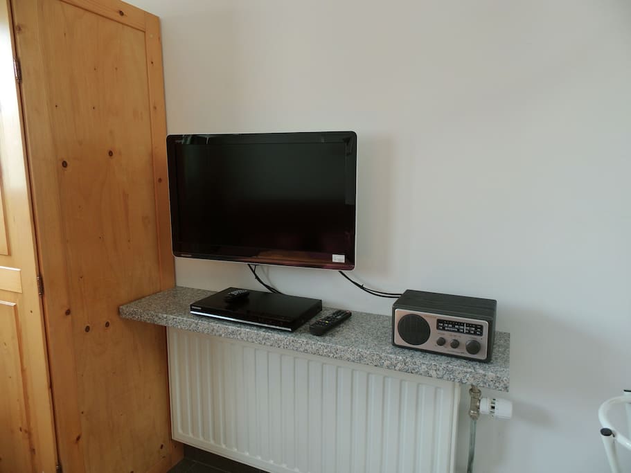 Televisie, radio en dvd speler.